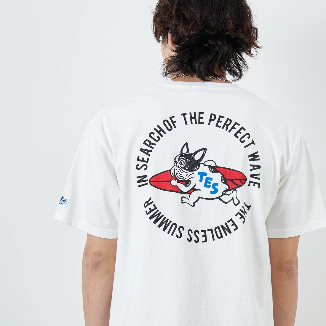 The Endless Summer [エンドレスサマー] 別注 サークルBUHIバックプリントTシャツ [FH-25574503-JF] 07 WHITE &&モデル身長：179cm 着用サイズ：XL&&