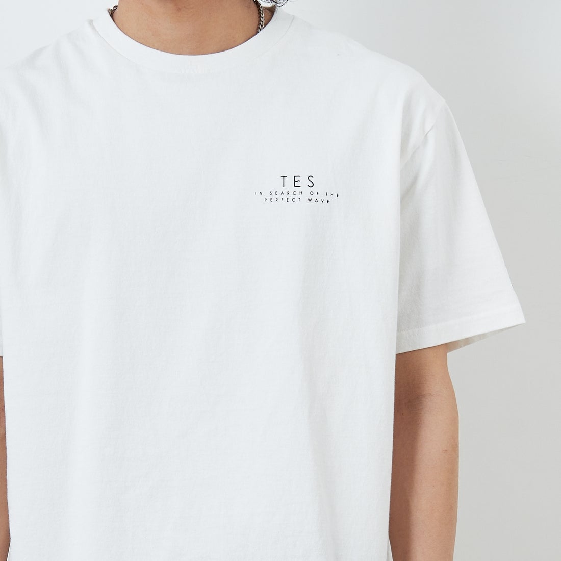 The Endless Summer [エンドレスサマー] 別注 サークルBUHIバックプリントTシャツ [FH-25574503-JF] 07 WHITE &&モデル身長：179cm 着用サイズ：XL&&