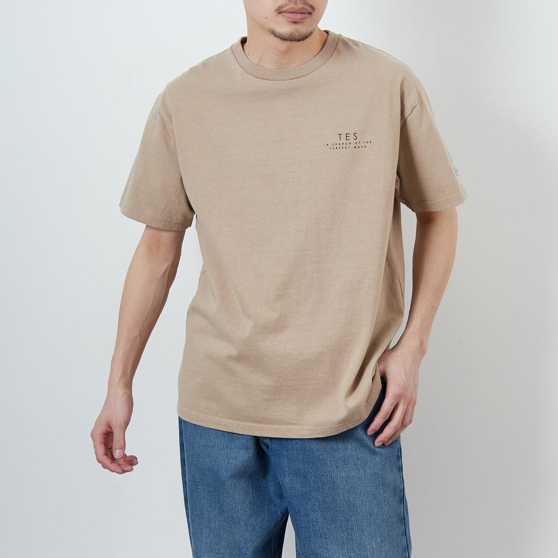 The Endless Summer [エンドレスサマー] 別注 サークルBUHIバックプリントTシャツ [FH-25574503-JF] 35 BEIGE &&モデル身長：167cm 着用サイズ：L&&