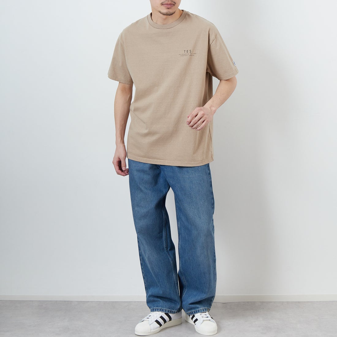 The Endless Summer [エンドレスサマー] 別注 サークルBUHIバックプリントTシャツ [FH-25574503-JF] 35 BEIGE &&モデル身長：167cm 着用サイズ：L&&