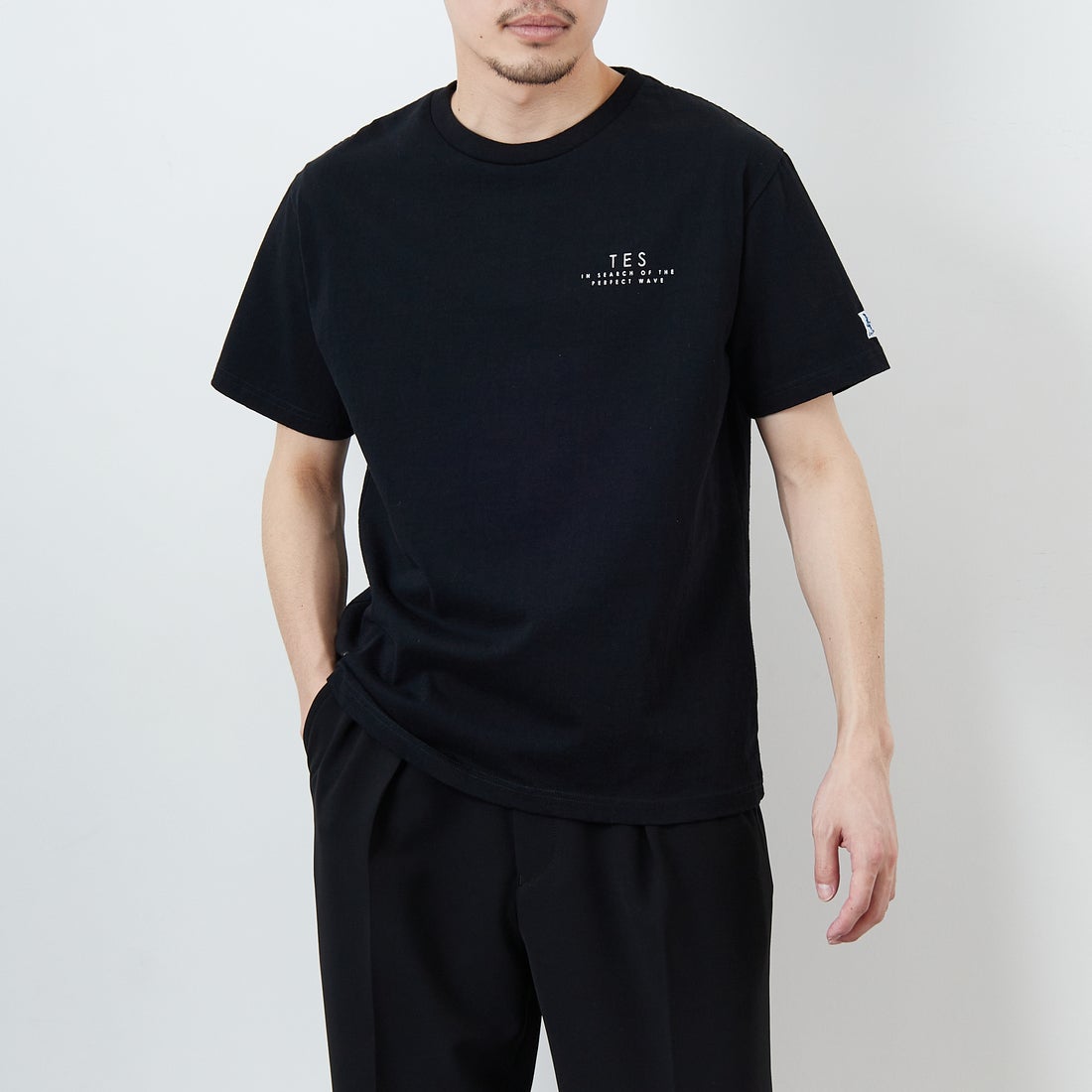 The Endless Summer [エンドレスサマー] 別注 サークルBUHIバックプリントTシャツ [FH-25574503-JF] 01 BLACK &&モデル身長：167cm 着用サイズ：M&&