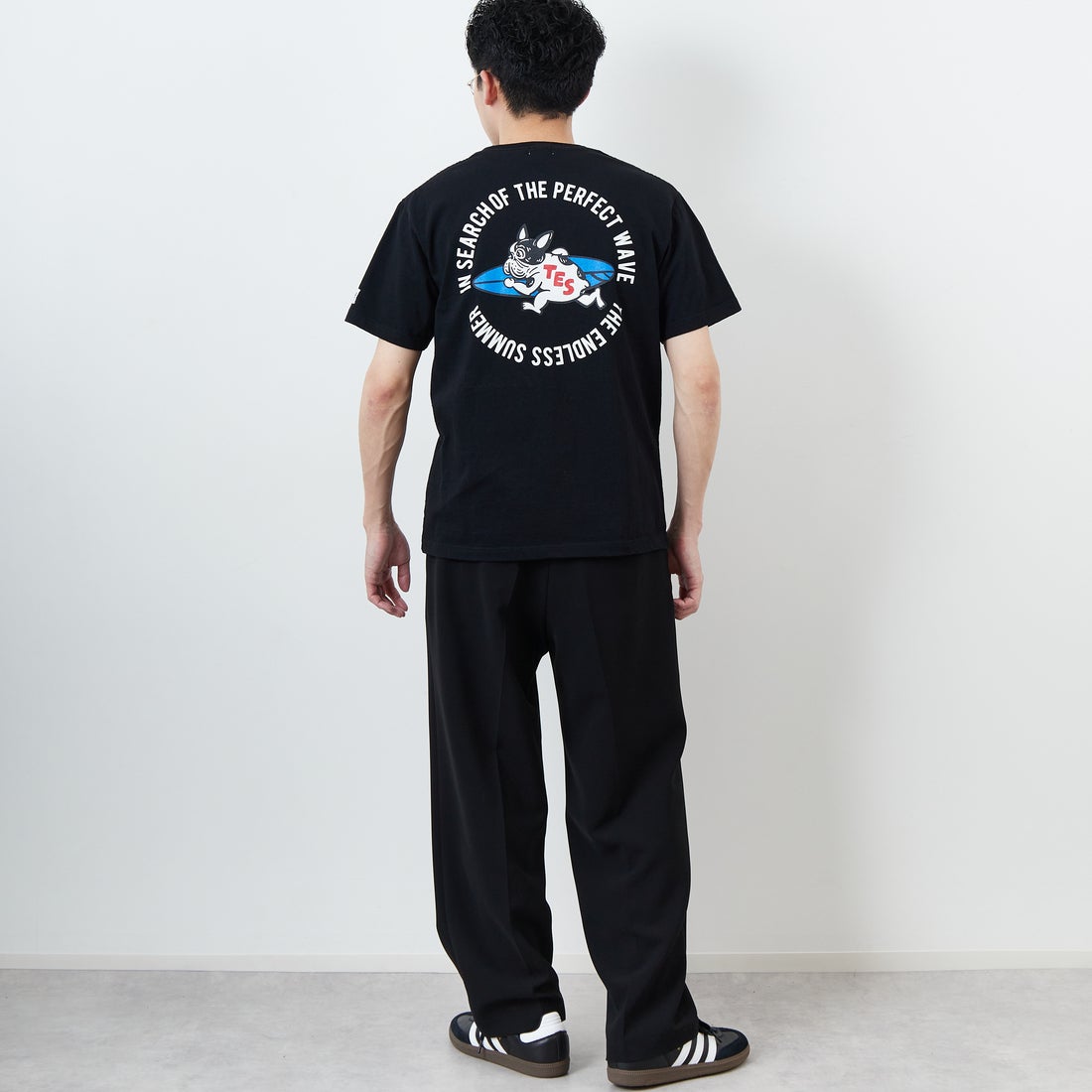 The Endless Summer [エンドレスサマー] 別注 サークルBUHIバックプリントTシャツ [FH-25574503-JF] 01 BLACK &&モデル身長：167cm 着用サイズ：M&&