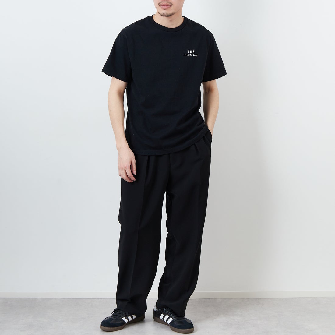 The Endless Summer [エンドレスサマー] 別注 サークルBUHIバックプリントTシャツ [FH-25574503-JF] 01 BLACK &&モデル身長：167cm 着用サイズ：M&&