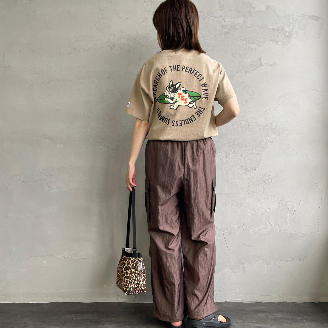 The Endless Summer [エンドレスサマー] 別注 サークルBUHIバックプリントTシャツ [FH-25574503-JF] 35 BEIGE &&モデル身長：158cm 着用サイズ：S&&