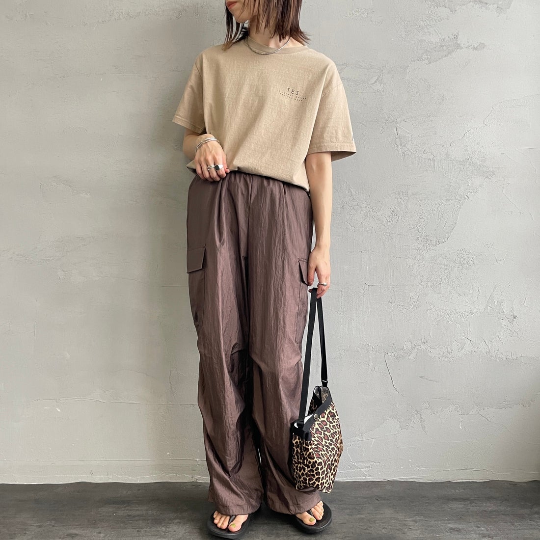 The Endless Summer [エンドレスサマー] 別注 サークルBUHIバックプリントTシャツ [FH-25574503-JF] 35 BEIGE &&モデル身長：158cm 着用サイズ：S&&