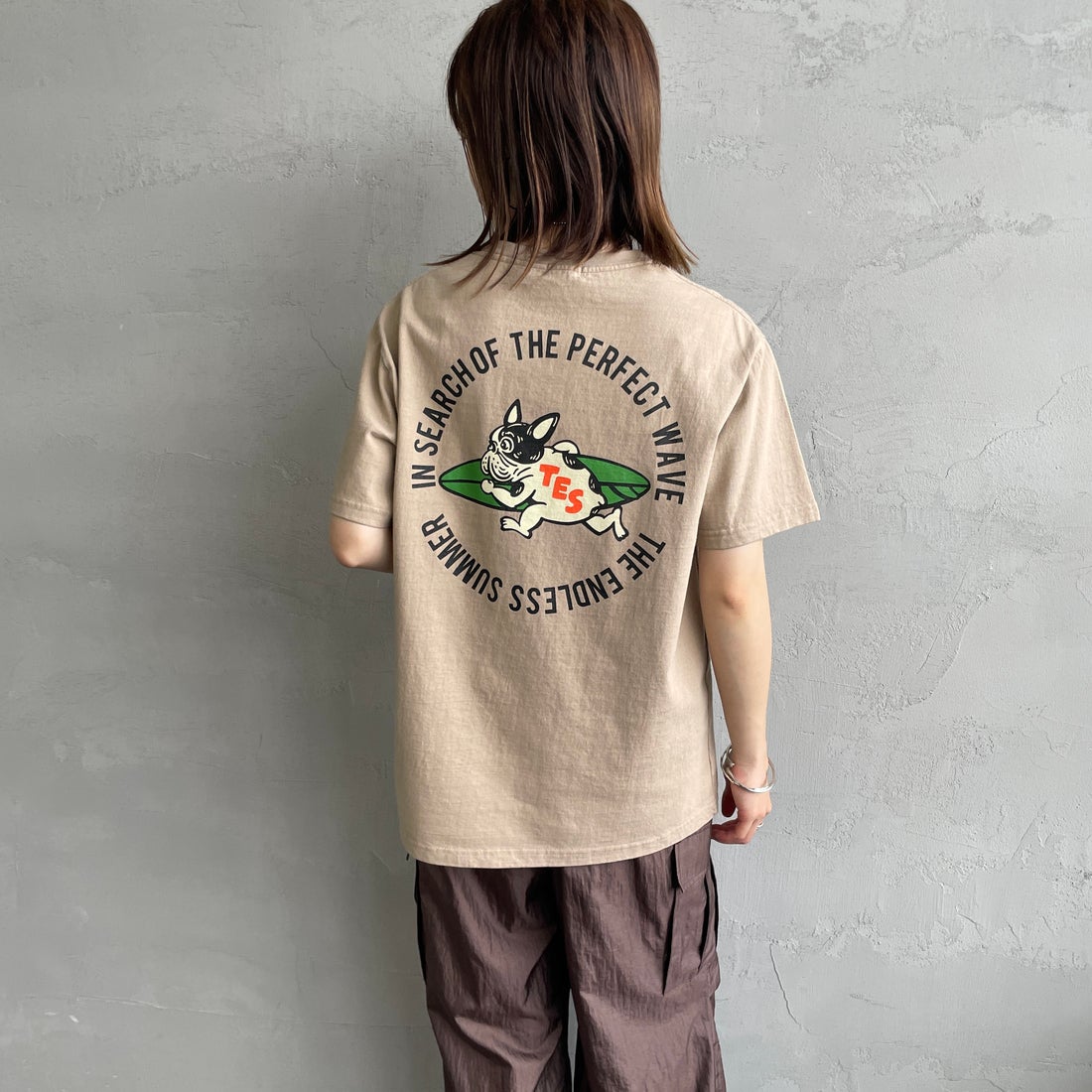 The Endless Summer [エンドレスサマー] 別注 サークルBUHIバックプリントTシャツ [FH-25574503-JF] 35 BEIGE &&モデル身長：158cm 着用サイズ：S&&