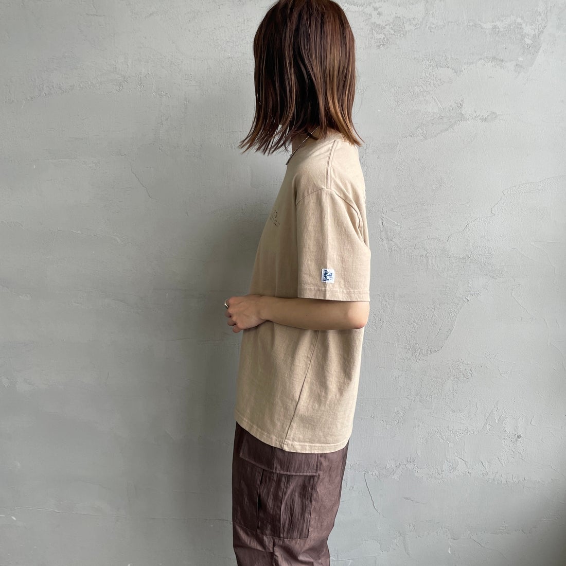 The Endless Summer [エンドレスサマー] 別注 サークルBUHIバックプリントTシャツ [FH-25574503-JF] 35 BEIGE &&モデル身長：158cm 着用サイズ：S&&