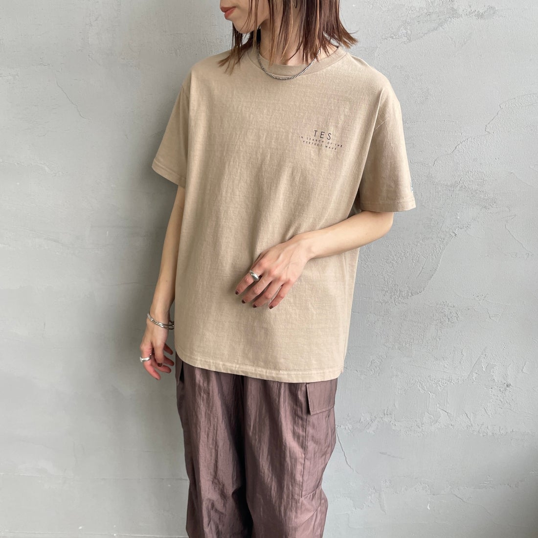 The Endless Summer [エンドレスサマー] 別注 サークルBUHIバックプリントTシャツ [FH-25574503-JF] 35 BEIGE &&モデル身長：158cm 着用サイズ：S&&