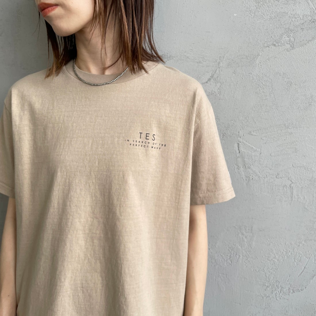 The Endless Summer [エンドレスサマー] 別注 サークルBUHIバックプリントTシャツ [FH-25574503-JF] 35 BEIGE &&モデル身長：158cm 着用サイズ：S&&