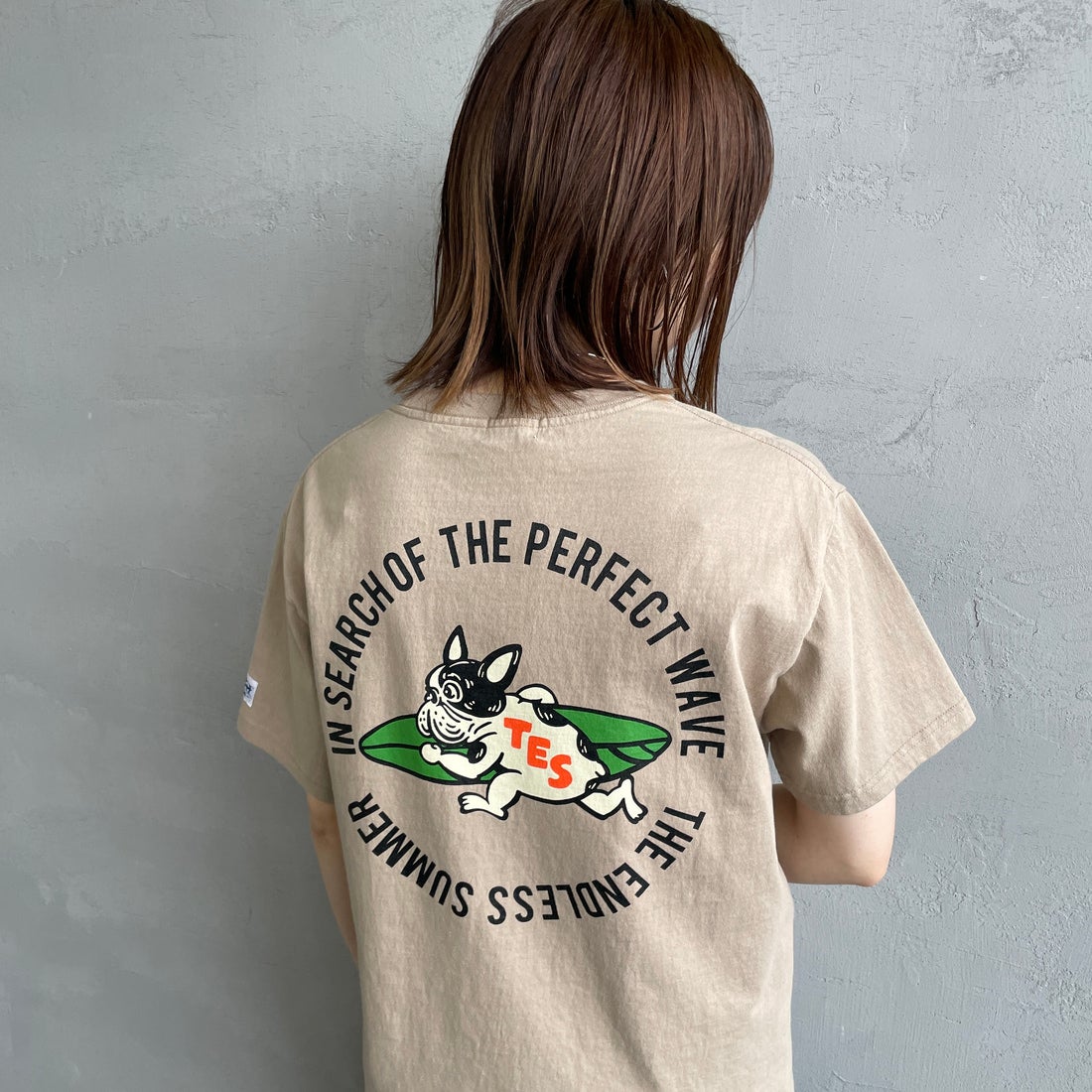 The Endless Summer [エンドレスサマー] 別注 サークルBUHIバックプリントTシャツ [FH-25574503-JF] 35 BEIGE &&モデル身長：158cm 着用サイズ：S&&