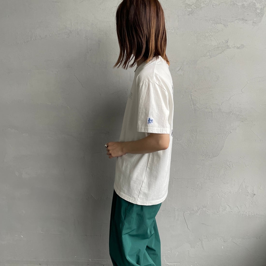 The Endless Summer [エンドレスサマー] 別注 サークルBUHIバックプリントTシャツ [FH-25574503-JF] 07 WHITE &&モデル身長：158cm 着用サイズ：S&&