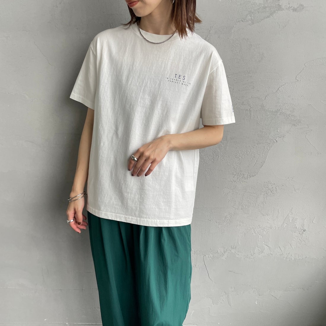 The Endless Summer [エンドレスサマー] 別注 サークルBUHIバックプリントTシャツ [FH-25574503-JF] 07 WHITE &&モデル身長：158cm 着用サイズ：S&&