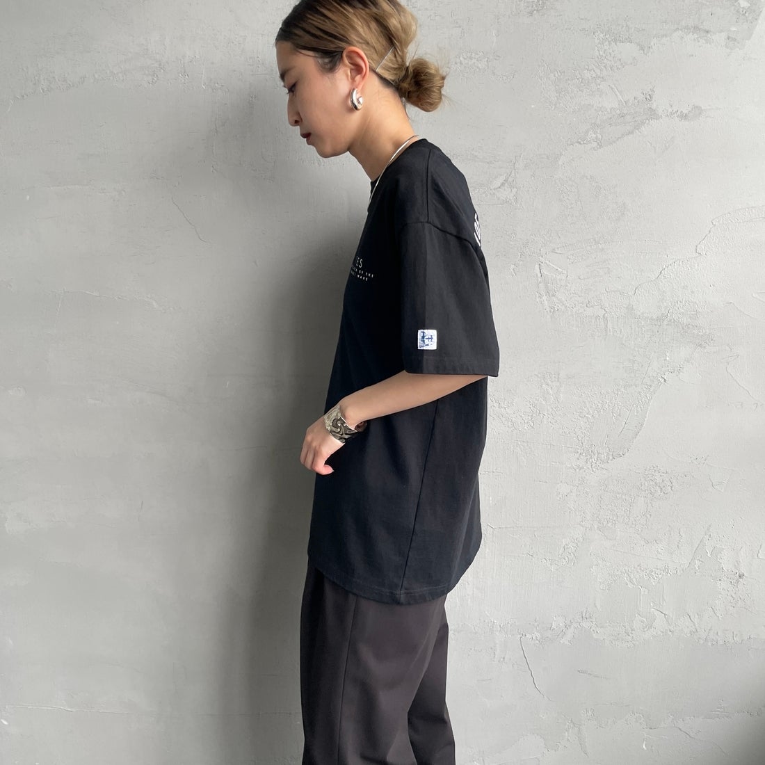 The Endless Summer [エンドレスサマー] 別注 サークルBUHIバックプリントTシャツ [FH-25574503-JF] 01 BLACK &&モデル身長：150cm 着用サイズ：S&&