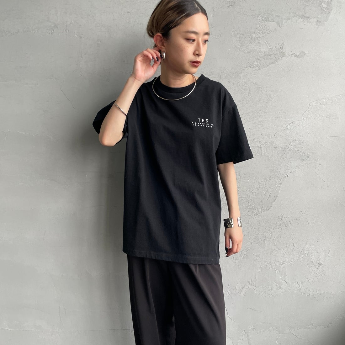 The Endless Summer [エンドレスサマー] 別注 サークルBUHIバックプリントTシャツ [FH-25574503-JF] 01 BLACK &&モデル身長：150cm 着用サイズ：S&&