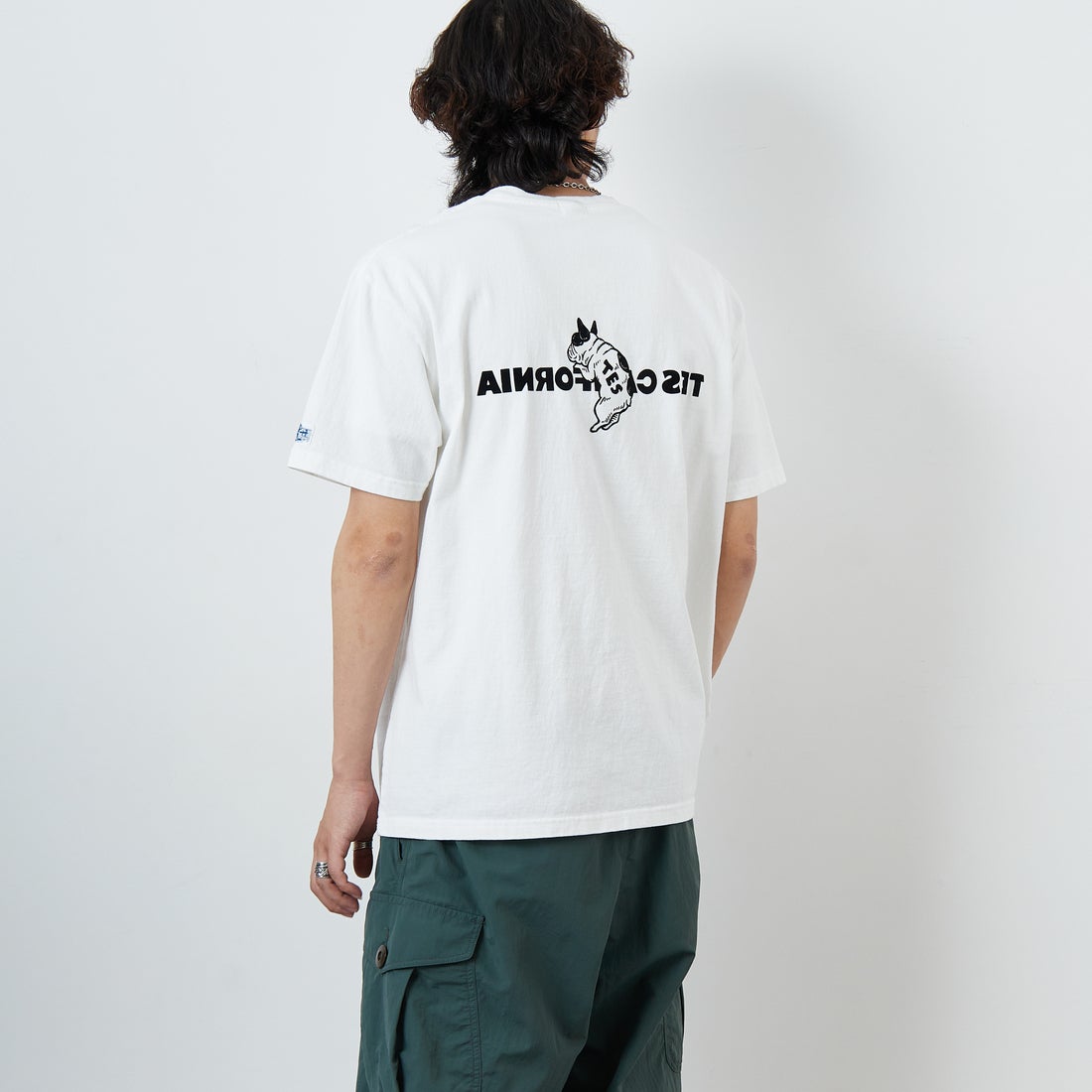 The Endless Summer [エンドレスサマー] 別注 TES CALフロッキーロゴプリントTシャツ [FH-25574504-JF] 07 WHITE &&モデル身長：179cm 着用サイズ：XL&&
