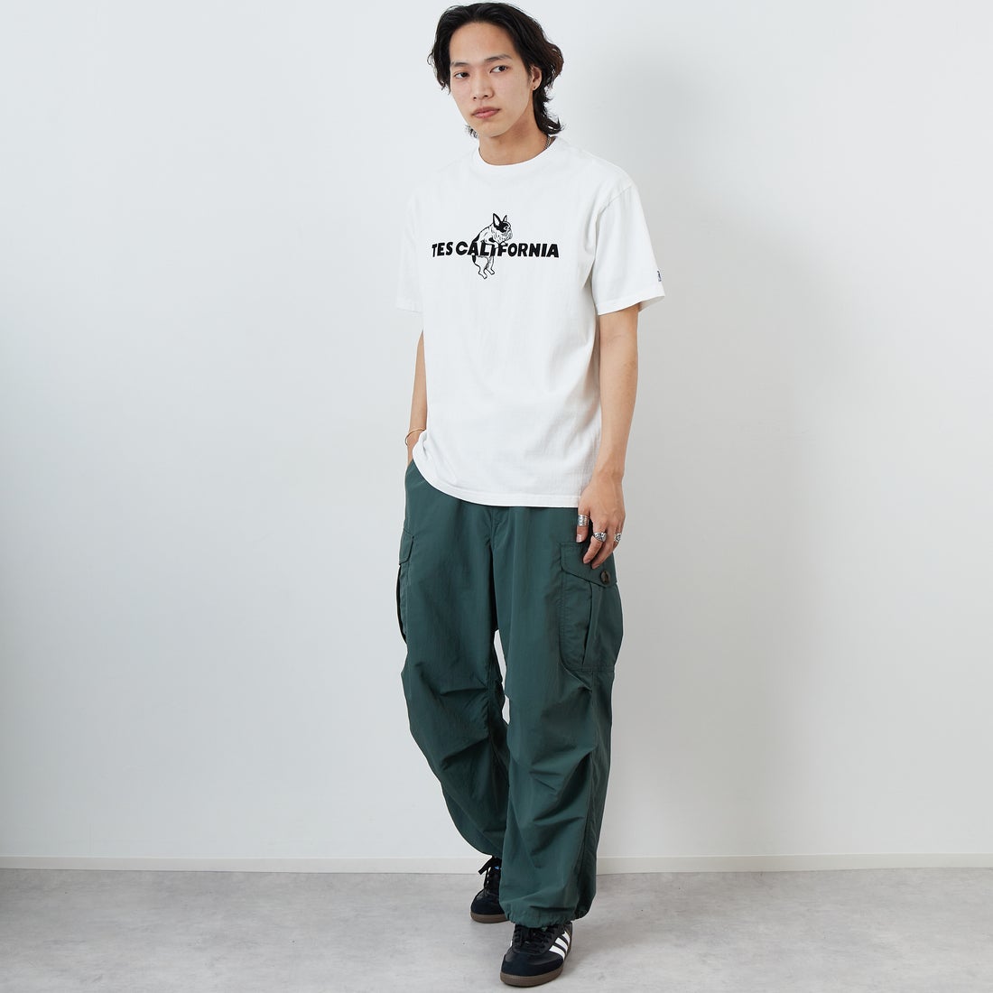 The Endless Summer [エンドレスサマー] 別注 TES CALフロッキーロゴプリントTシャツ [FH-25574504-JF] 07 WHITE &&モデル身長：179cm 着用サイズ：XL&&