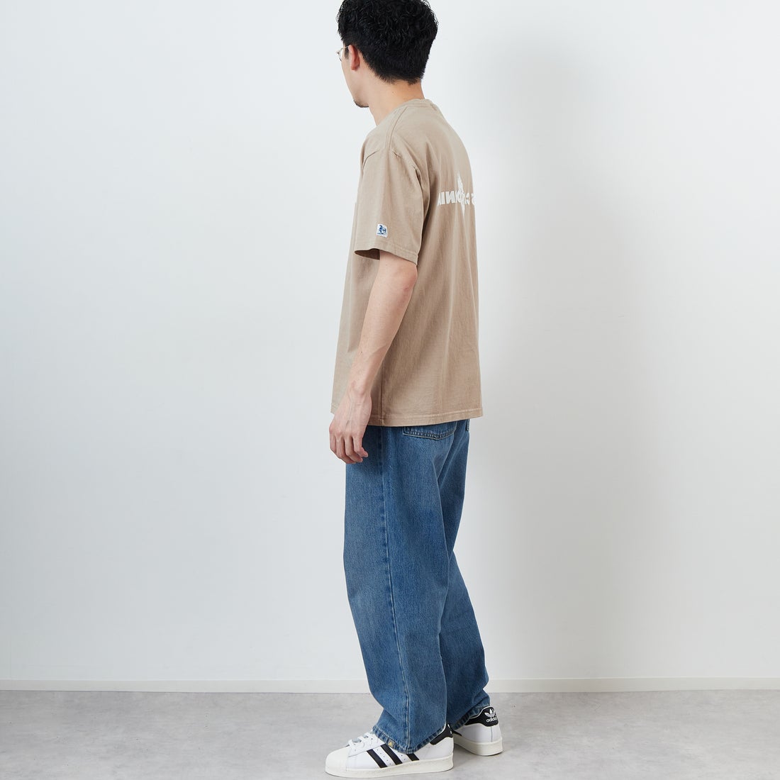 The Endless Summer [エンドレスサマー] 別注 TES CALフロッキーロゴプリントTシャツ [FH-25574504-JF] 35 BEIGE &&モデル身長：168cm 着用サイズ：L&&