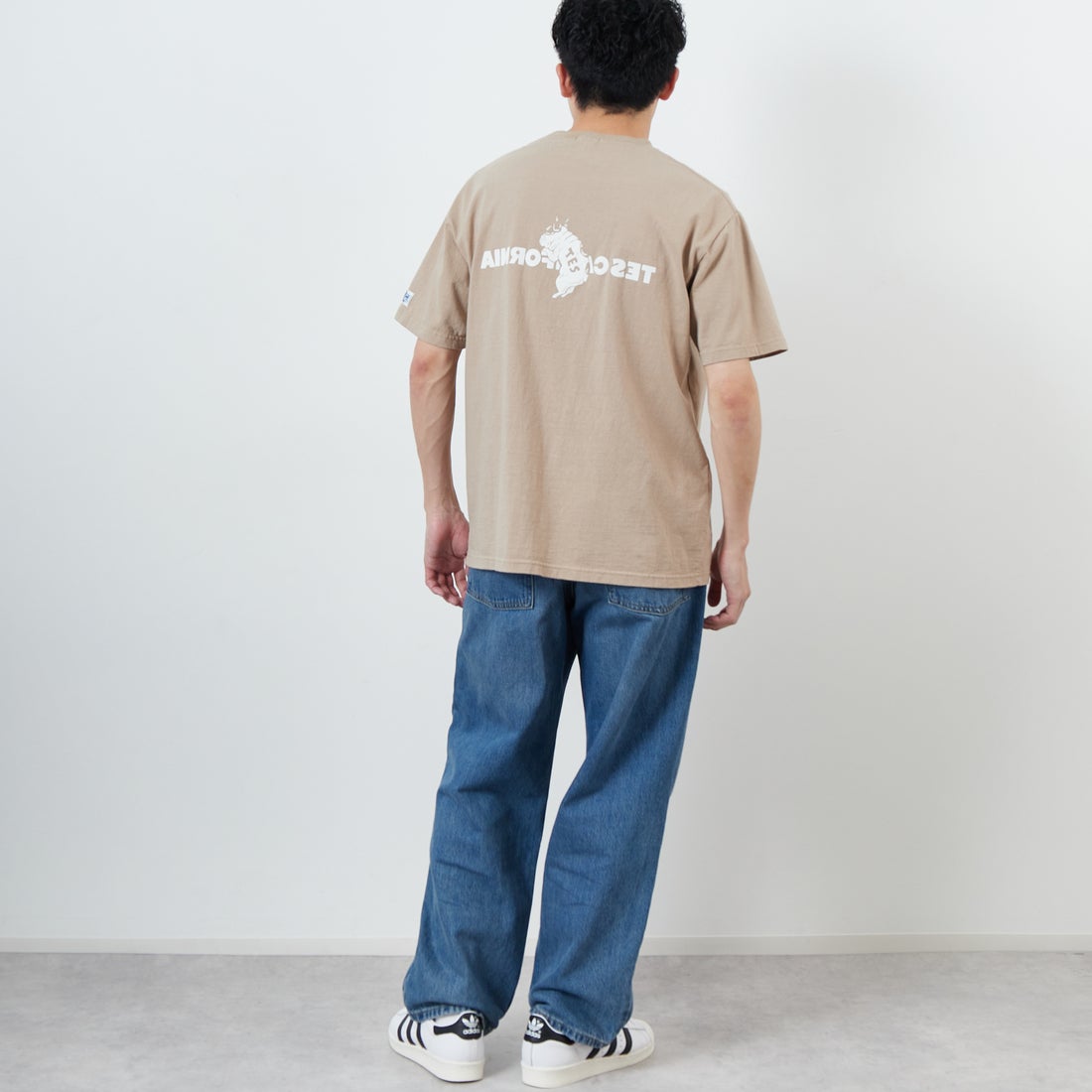 The Endless Summer [エンドレスサマー] 別注 TES CALフロッキーロゴプリントTシャツ [FH-25574504-JF] 35 BEIGE &&モデル身長：168cm 着用サイズ：L&&