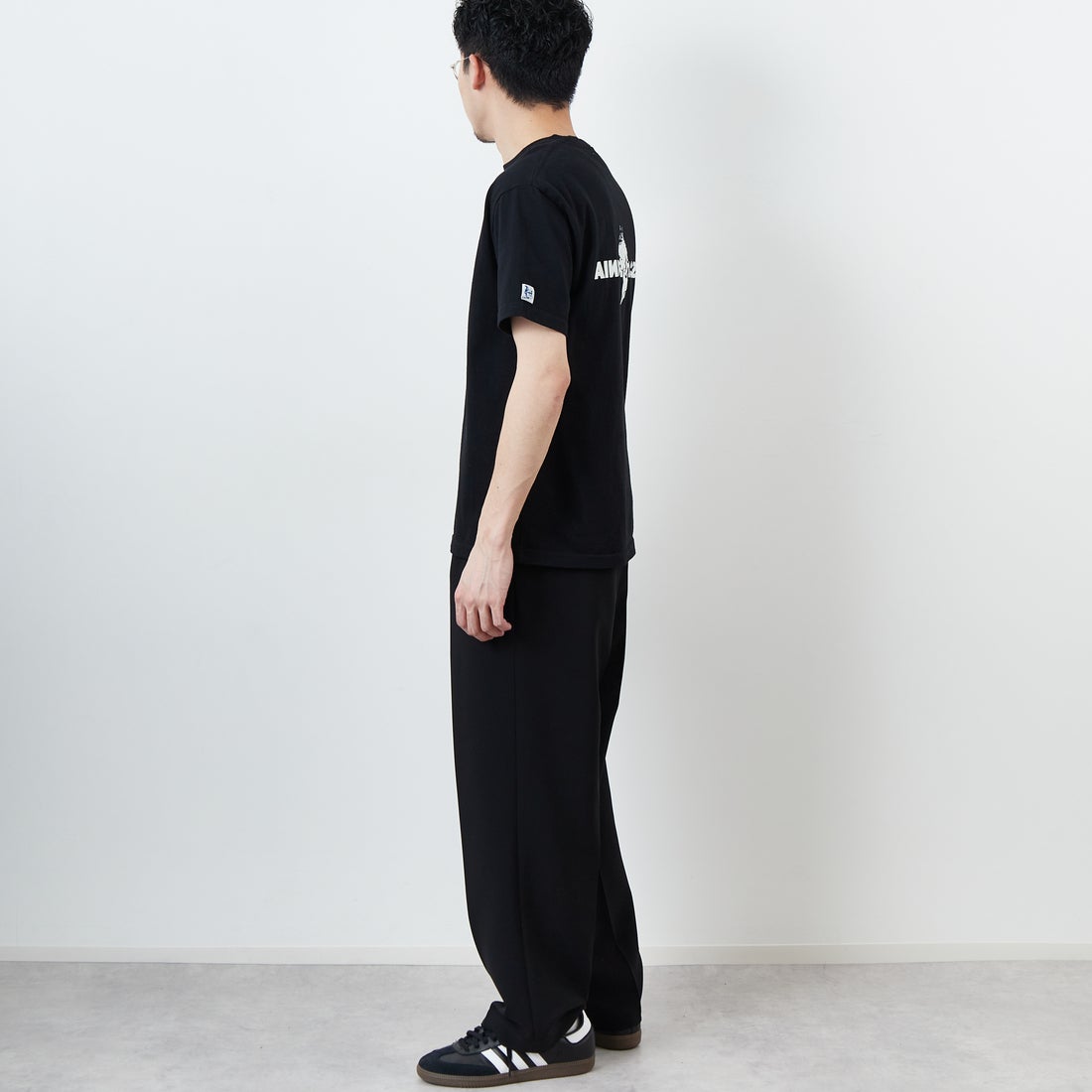 The Endless Summer [エンドレスサマー] 別注 TES CALフロッキーロゴプリントTシャツ [FH-25574504-JF] 01 BLACK &&モデル身長：168cm 着用サイズ：M&&