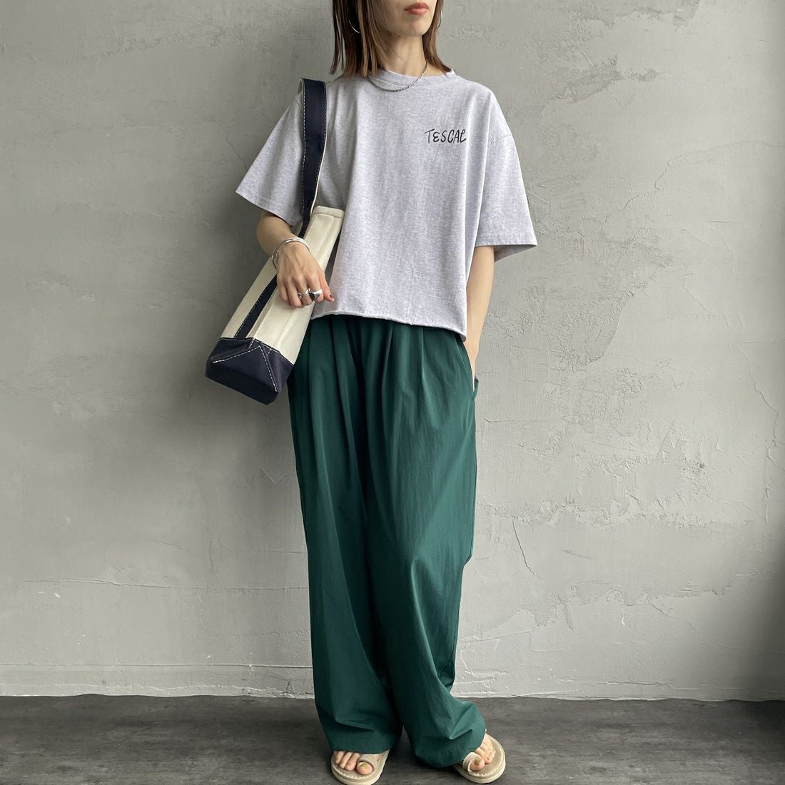 The Endless Summer [エンドレスサマー] 別注 手書き風ロゴ BUHIバックプリント カットオフTシャツ [FH-25574508-JF] MIX GRAY &&モデル身長：158cm 着用サイズ：F&&