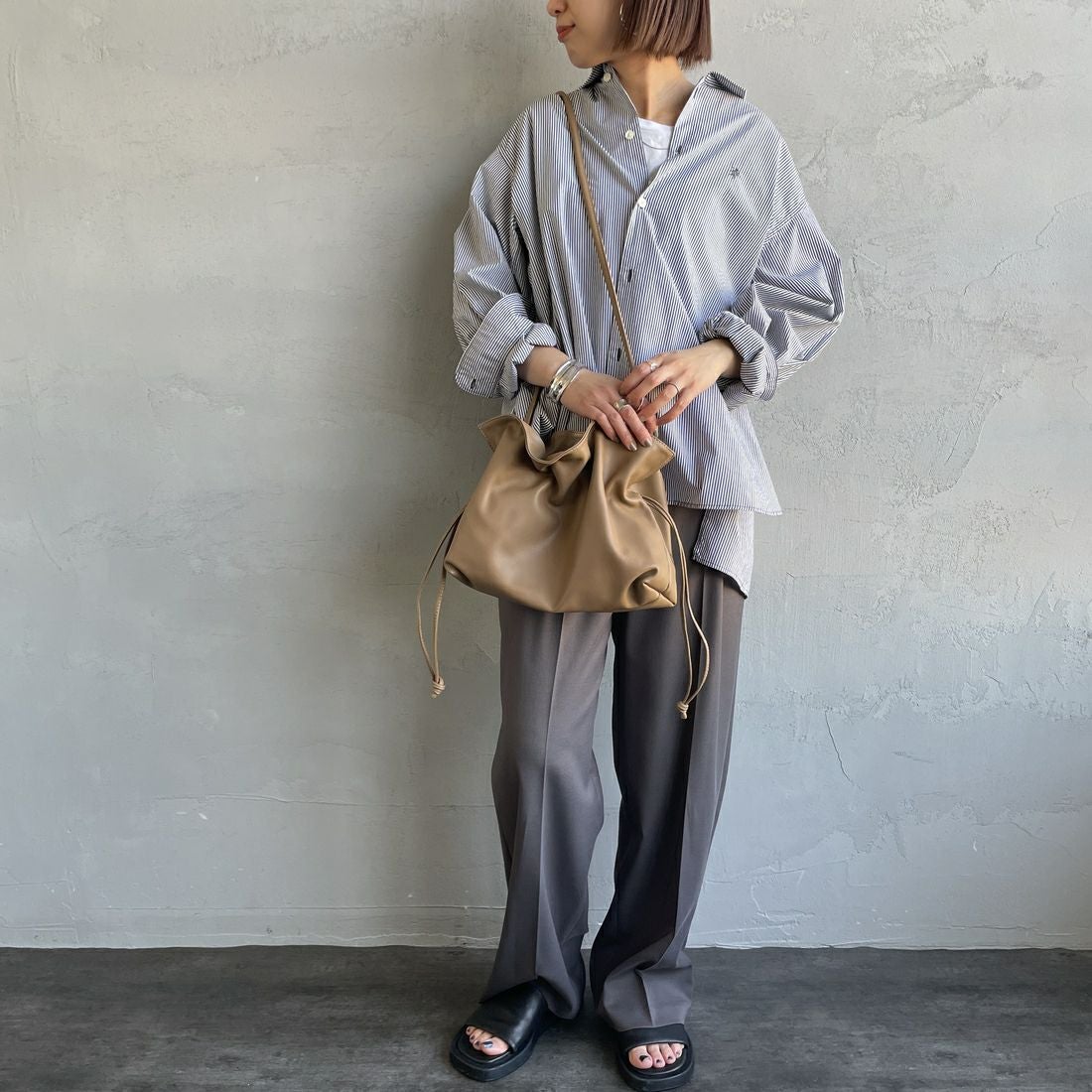 AULENTTI [オウレンティ] 巾着ショルダーバッグ [EL-8236-SA] S40 TAUPE