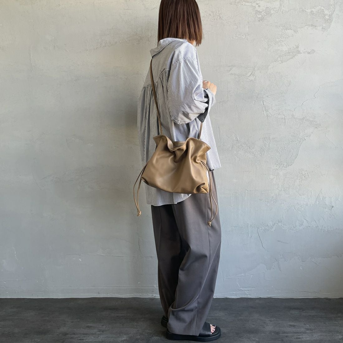 AULENTTI [オウレンティ] 巾着ショルダーバッグ [EL-8236-SA] S40 TAUPE