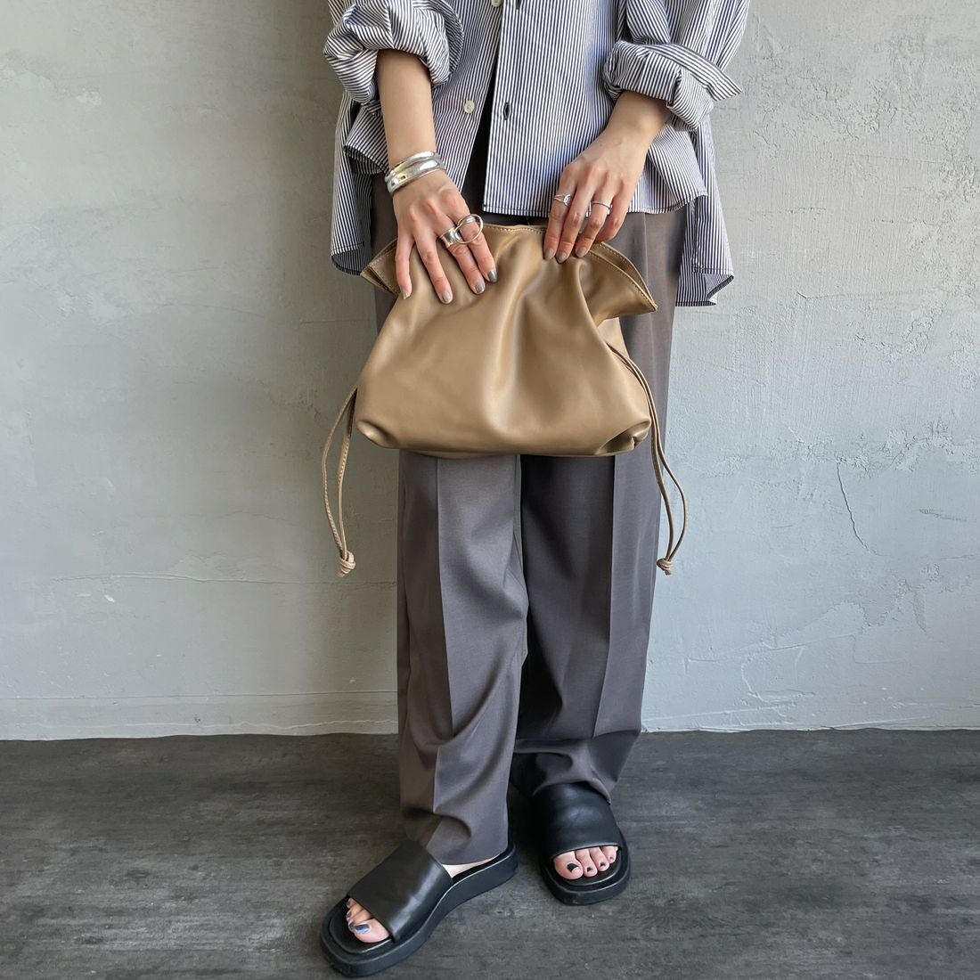 AULENTTI [オウレンティ] 巾着ショルダーバッグ [EL-8236-SA] S40 TAUPE