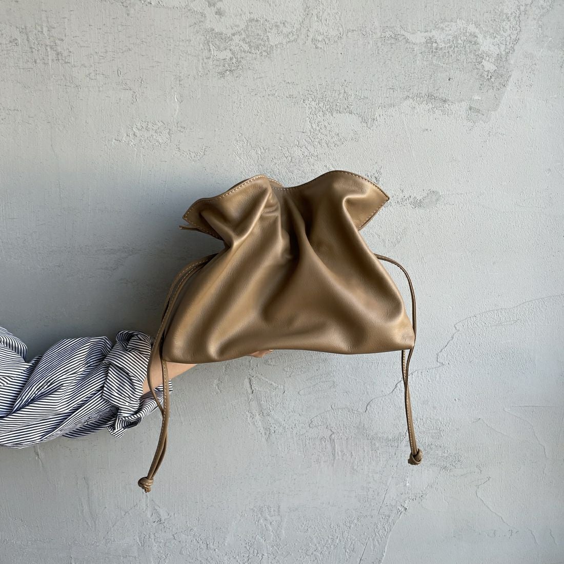 AULENTTI [オウレンティ] 巾着ショルダーバッグ [EL-8236-SA] S40 TAUPE