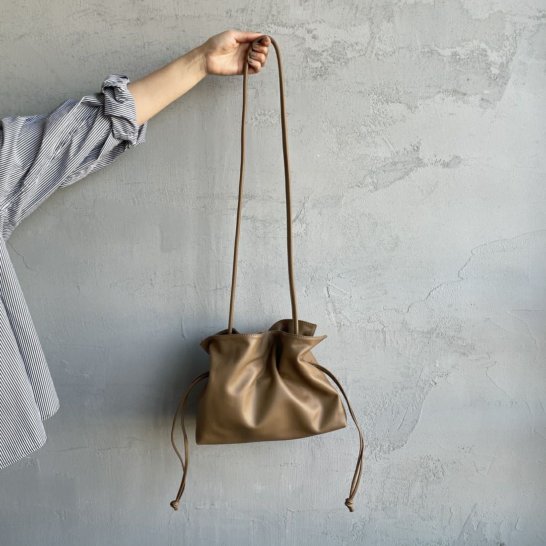 AULENTTI [オウレンティ] 巾着ショルダーバッグ [EL-8236-SA] S40 TAUPE