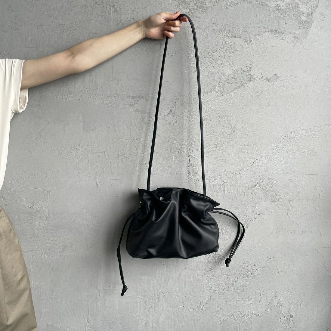 AULENTTI [オウレンティ] 巾着ショルダーバッグ [EL-8236-SA] S28 NERO