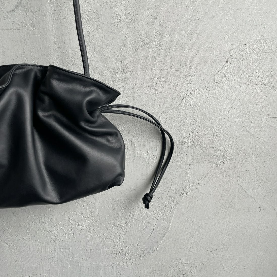 AULENTTI [オウレンティ] 巾着ショルダーバッグ [EL-8236-SA] S28 NERO