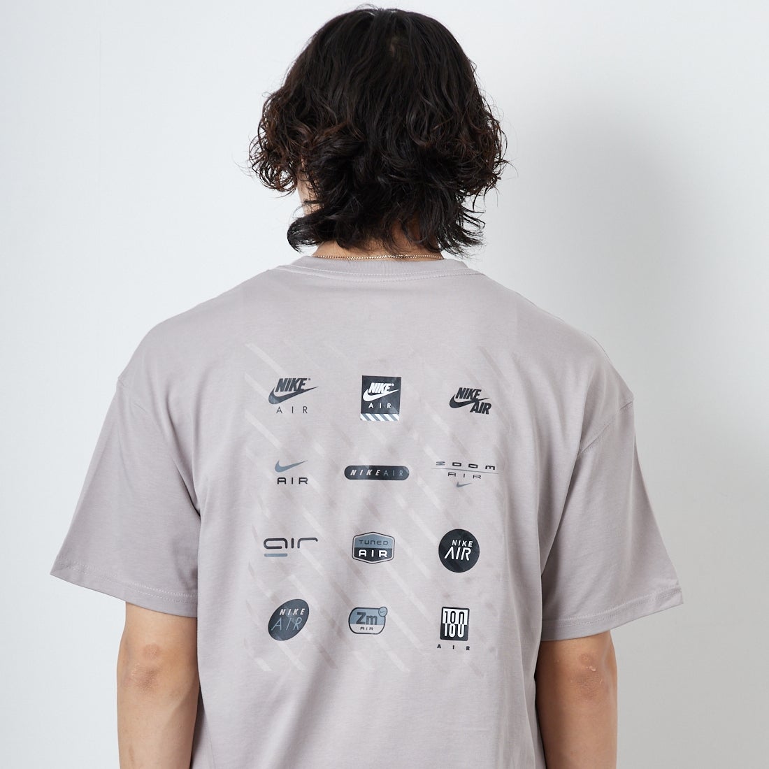 NIKE [ナイキ] マックス90 スポーツウェアTシャツ [HJ0727] 009 COLLEG&&モデル身長：179cm 着用サイズ：M&&