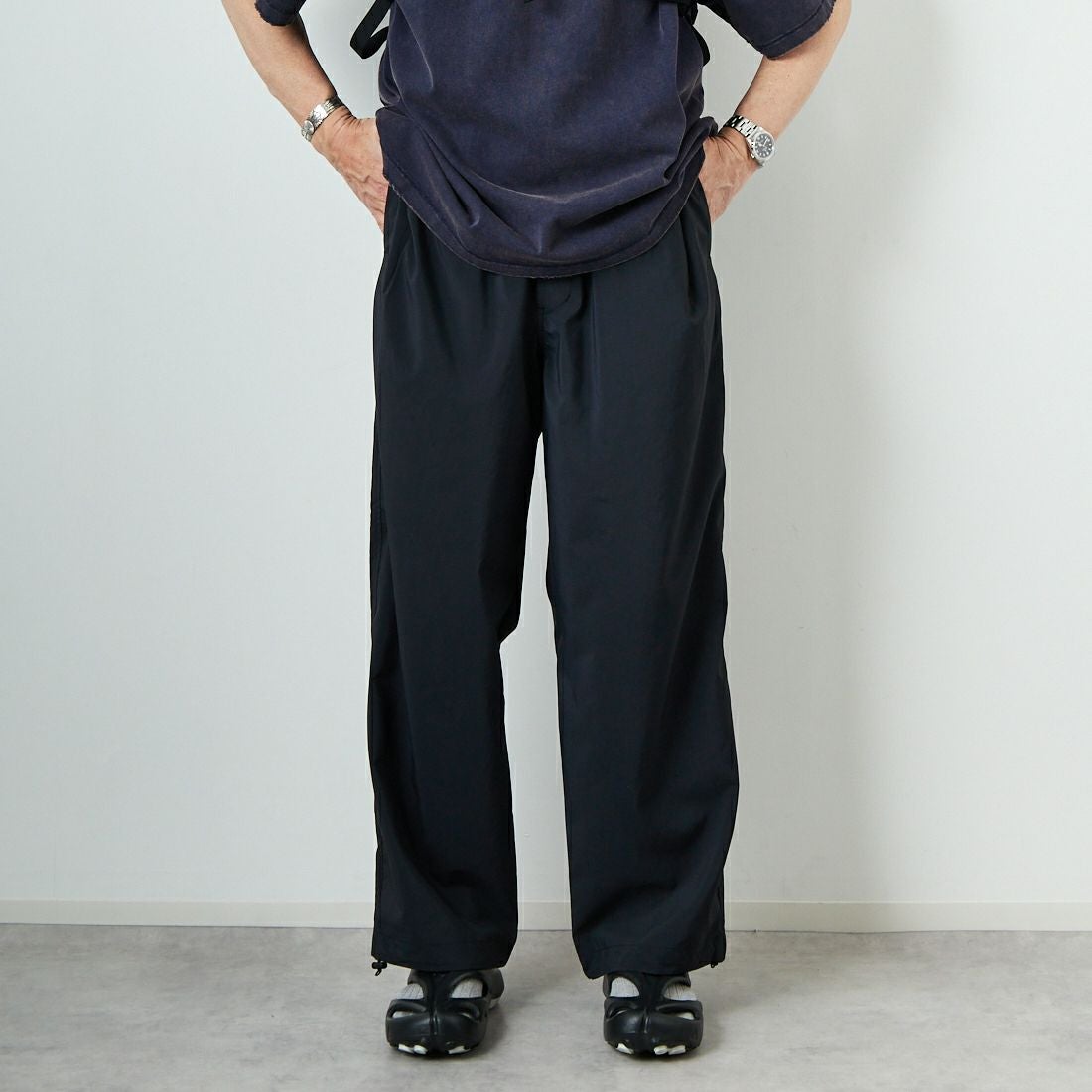 STILL BY HAND [スティルバイハンド] 別注 ドローコード付きワンタックパンツ [2501JF-EX03-JF] INK BLACK &&モデル身長：174cm 着用サイズ：48&&