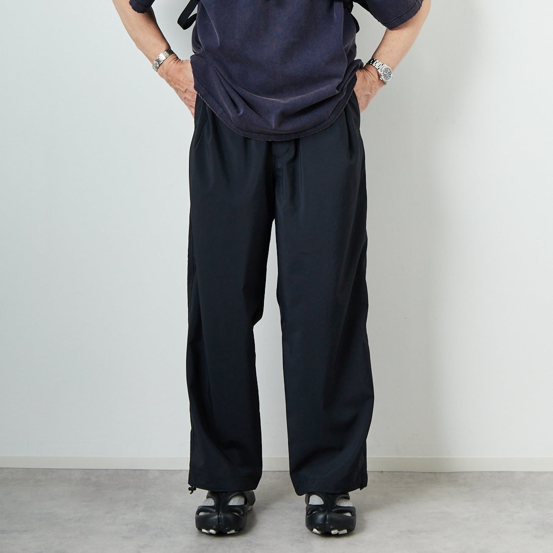 STILL BY HAND [スティルバイハンド] 別注 ドローコード付きワンタックパンツ [2501JF-EX03-JF] INK BLACK &&モデル身長：174cm 着用サイズ：48&&