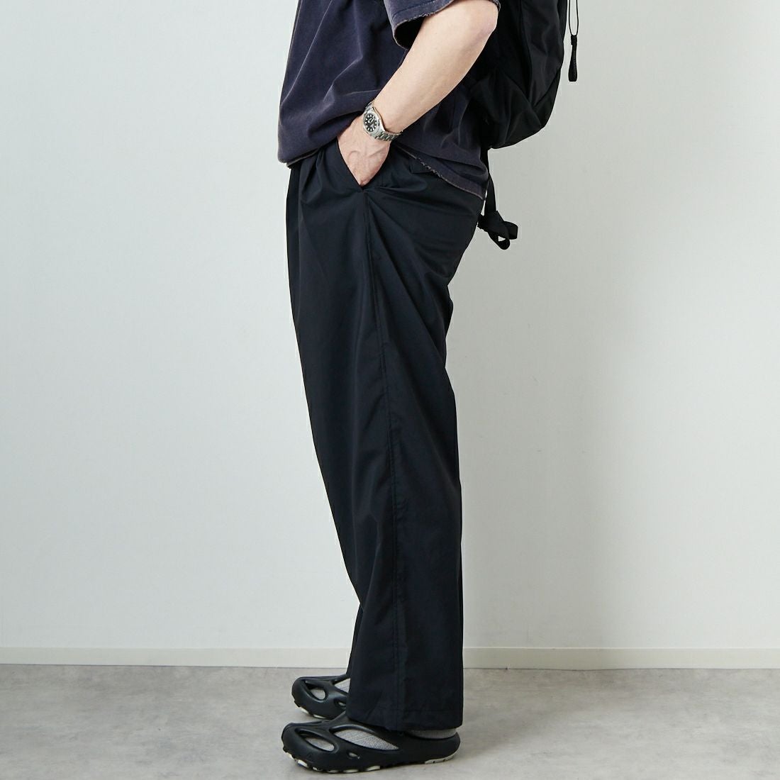 STILL BY HAND [スティルバイハンド] 別注 ドローコード付きワンタックパンツ [2501JF-EX03-JF] INK BLACK &&モデル身長：174cm 着用サイズ：48&&