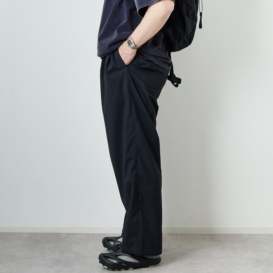 STILL BY HAND [スティルバイハンド] 別注 ドローコード付きワンタックパンツ [2501JF-EX03-JF] INK BLACK &&モデル身長：174cm 着用サイズ：48&&