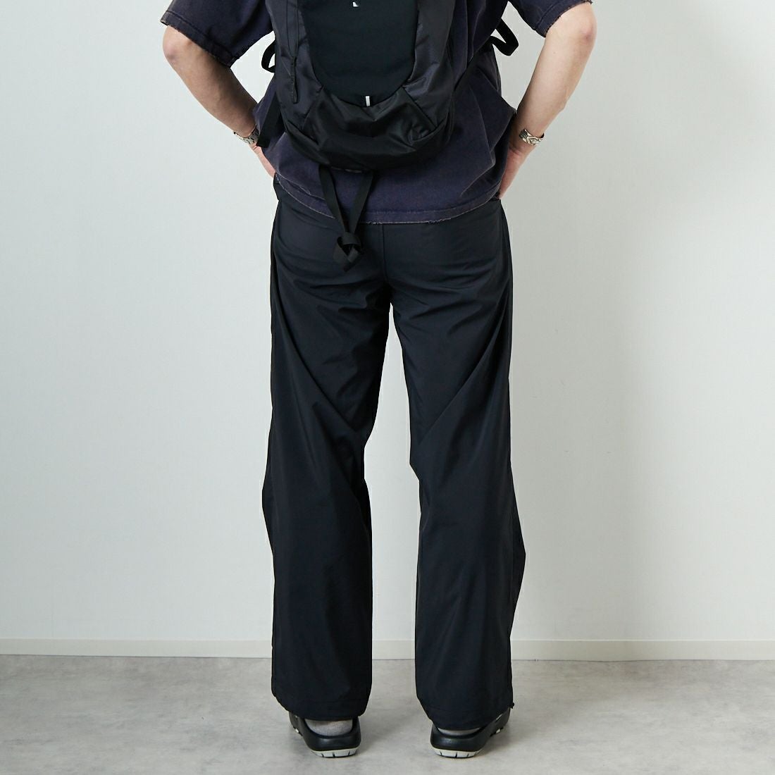 STILL BY HAND [スティルバイハンド] 別注 ドローコード付きワンタックパンツ [2501JF-EX03-JF] INK BLACK &&モデル身長：174cm 着用サイズ：48&&
