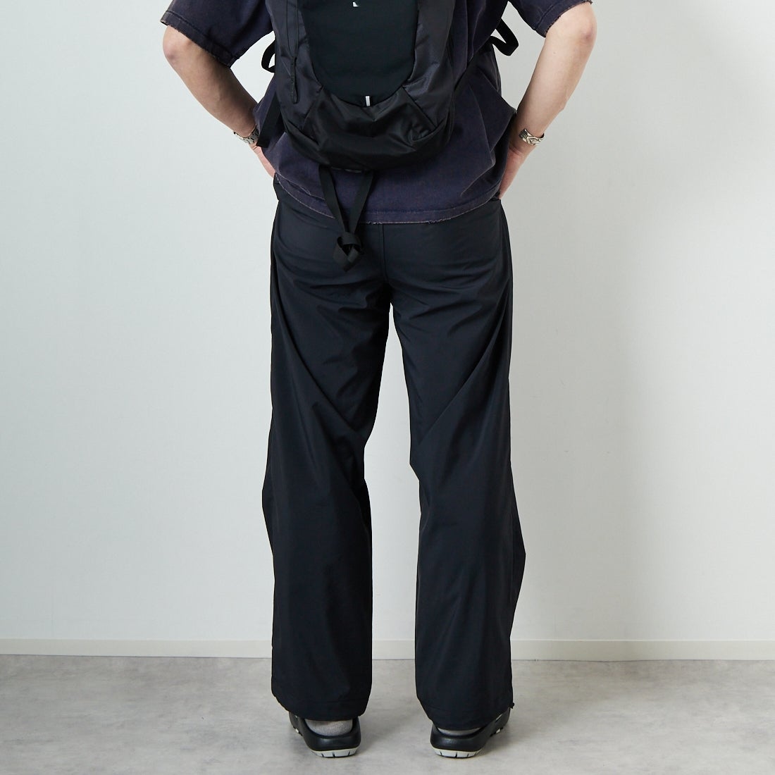 STILL BY HAND [スティルバイハンド] 別注 ドローコード付きワンタックパンツ [2501JF-EX03-JF] INK BLACK &&モデル身長：174cm 着用サイズ：48&&