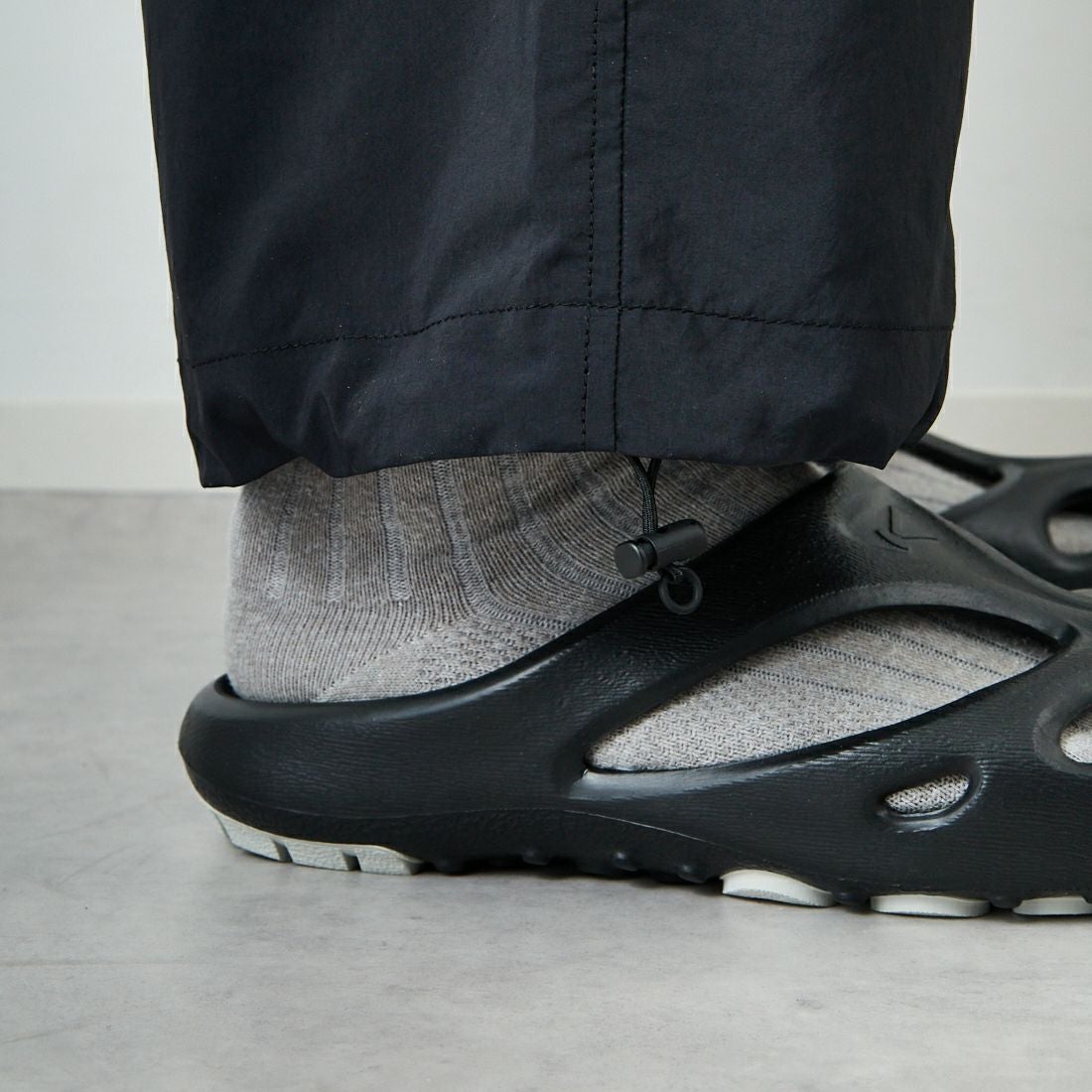 STILL BY HAND [スティルバイハンド] 別注 ドローコード付きワンタックパンツ [2501JF-EX03-JF] INK BLACK