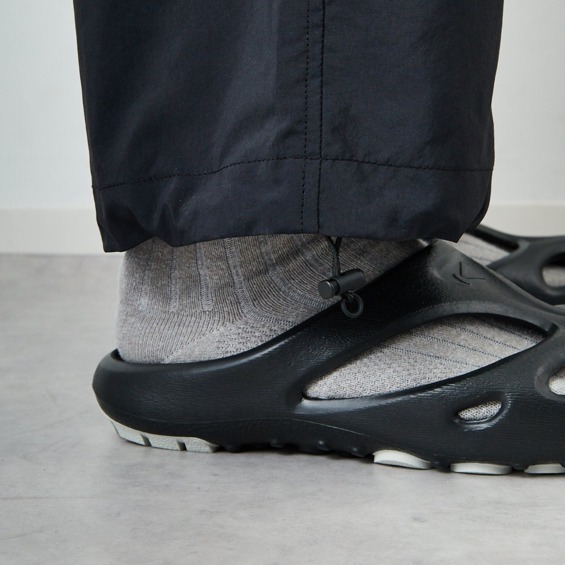 STILL BY HAND [スティルバイハンド] 別注 ドローコード付きワンタックパンツ [2501JF-EX03-JF] INK BLACK