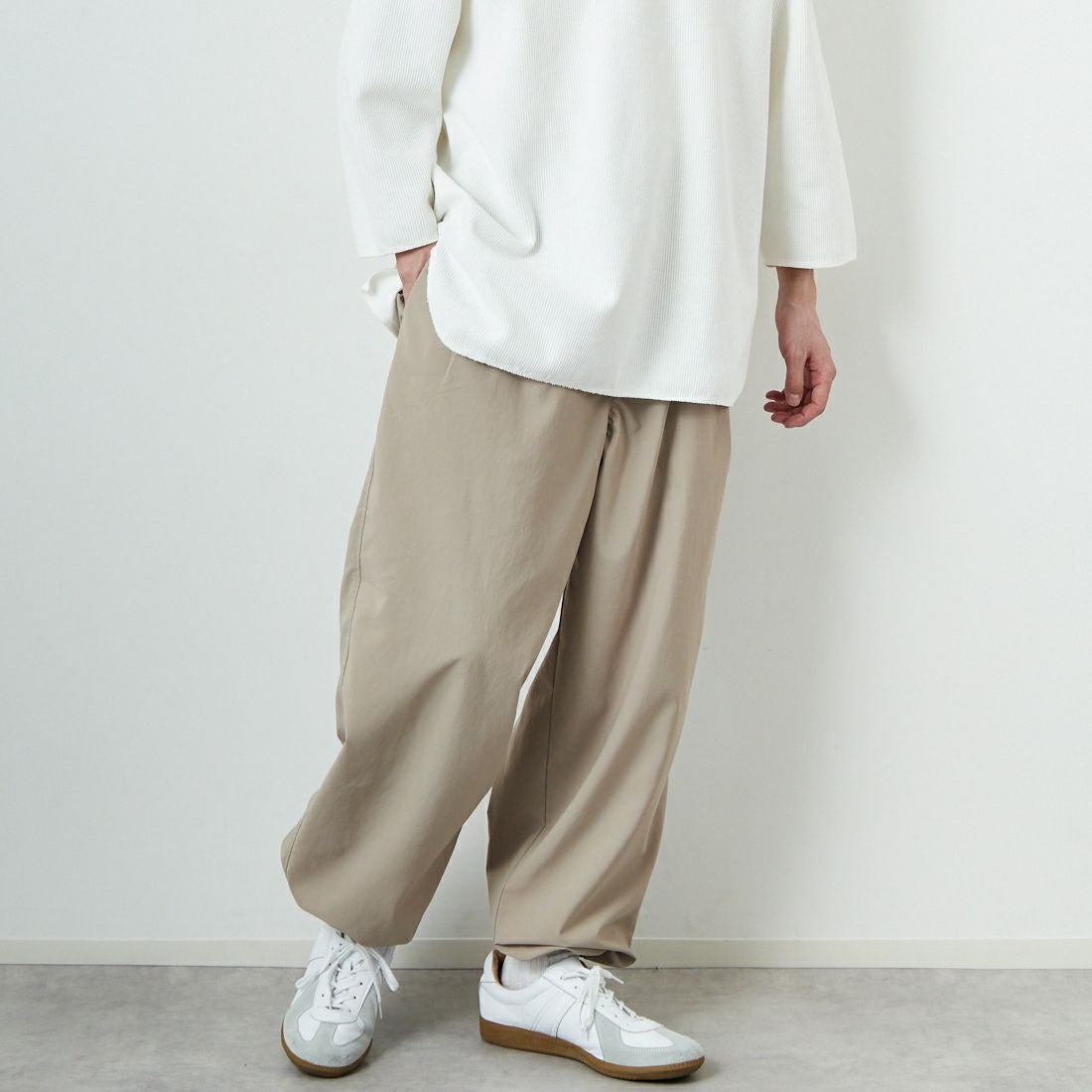 STILL BY HAND [スティルバイハンド] 別注 ドローコード付きワンタックパンツ [2501JF-EX03-JF] BEIGE &&モデル身長：168cm 着用サイズ：46&&