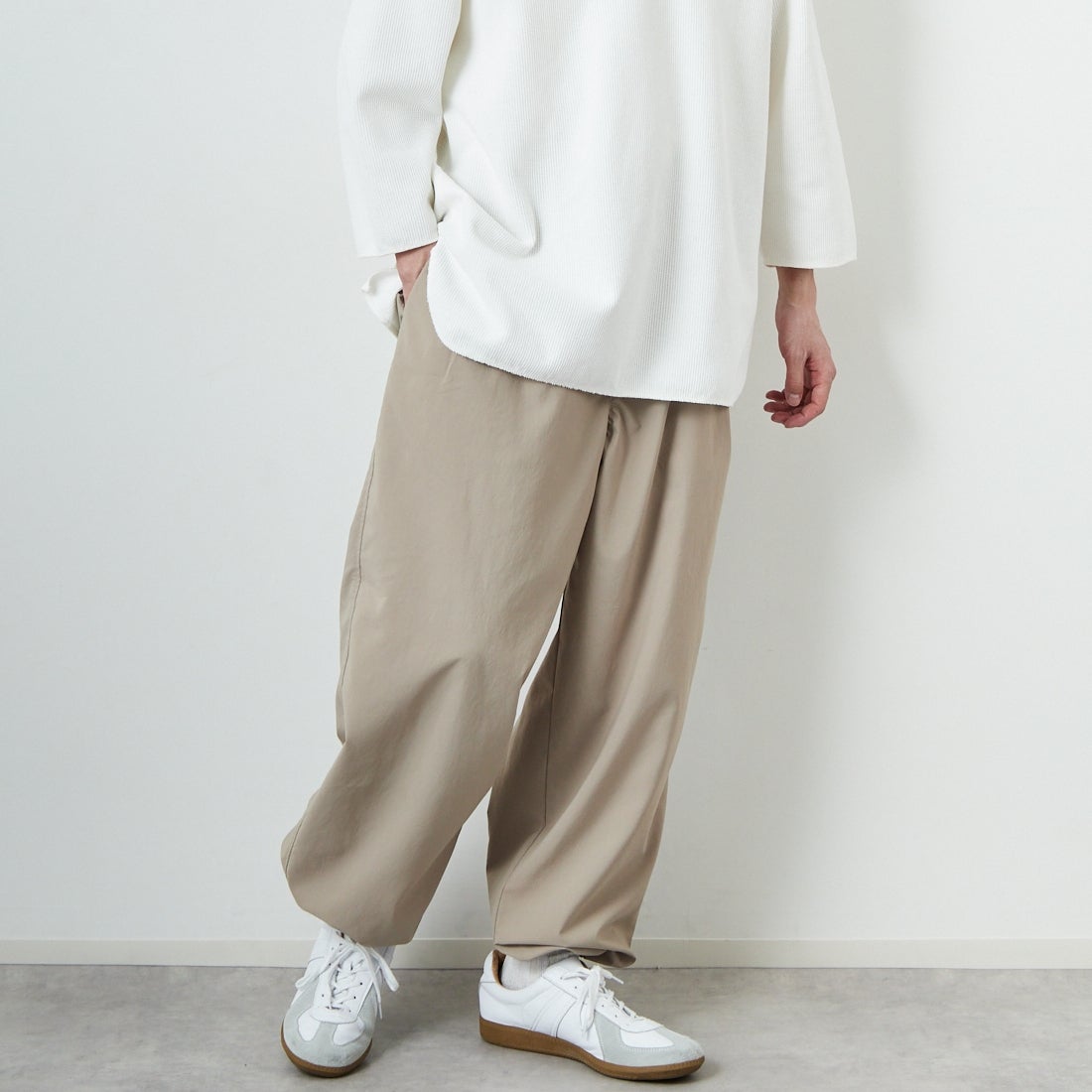 STILL BY HAND [スティルバイハンド] 別注 ドローコード付きワンタックパンツ [2501JF-EX03-JF] BEIGE &&モデル身長：168cm 着用サイズ：46&&