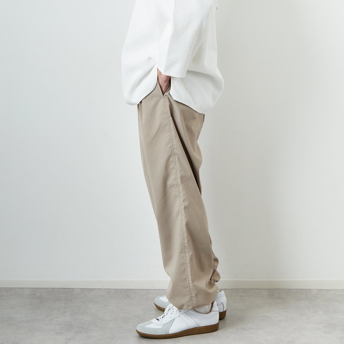 STILL BY HAND [スティルバイハンド] 別注 ドローコード付きワンタックパンツ [2501JF-EX03-JF] BEIGE &&モデル身長：168cm 着用サイズ：46&&