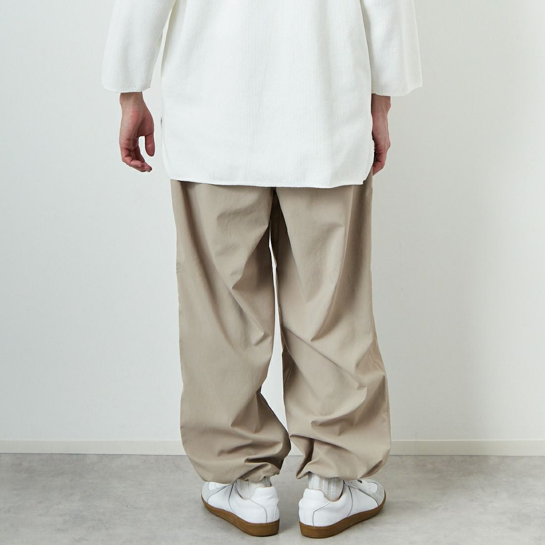 STILL BY HAND [スティルバイハンド] 別注 ドローコード付きワンタックパンツ [2501JF-EX03-JF] BEIGE &&モデル身長：168cm 着用サイズ：46&&