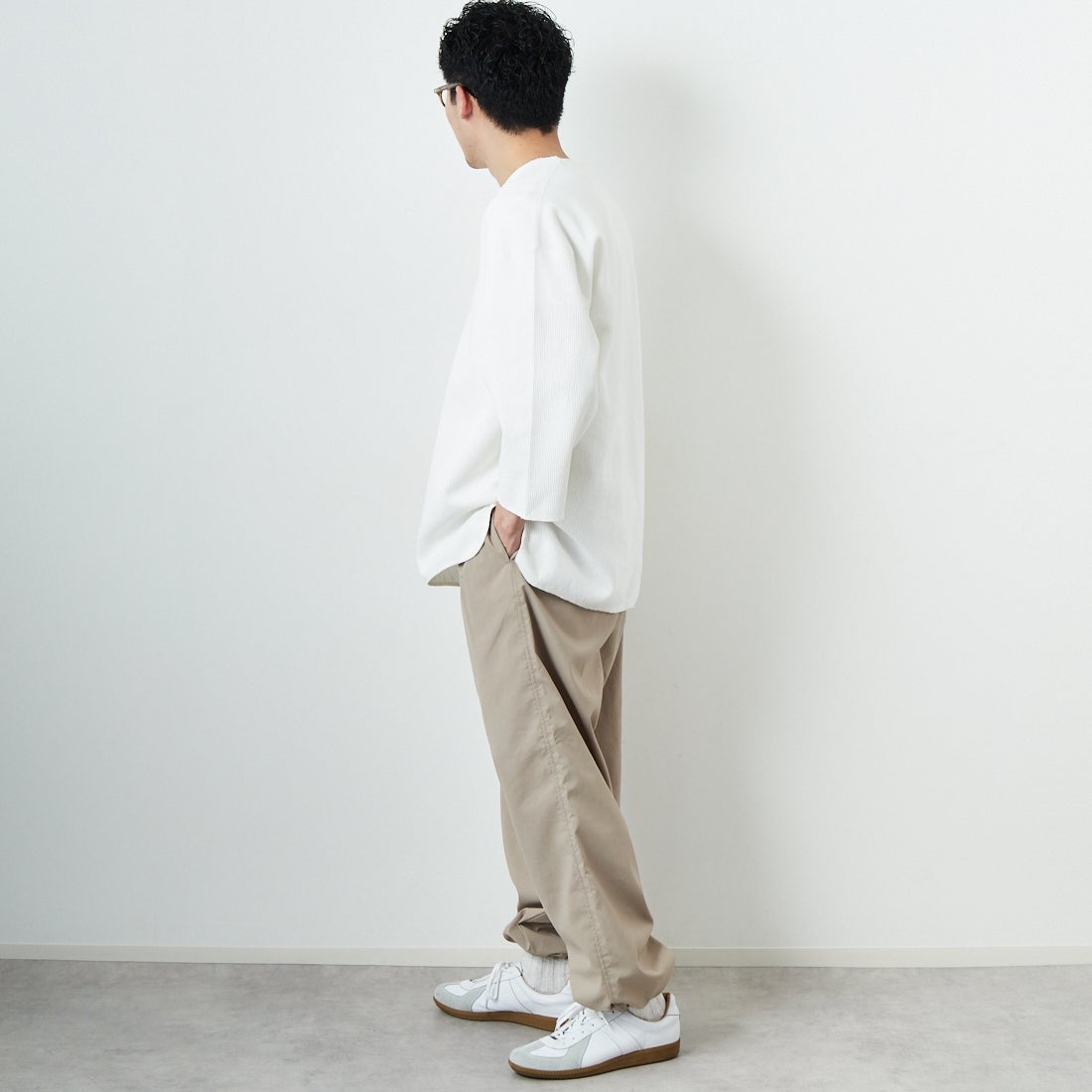STILL BY HAND [スティルバイハンド] 別注 ドローコード付きワンタックパンツ [2501JF-EX03-JF] BEIGE &&モデル身長：168cm 着用サイズ：46&&