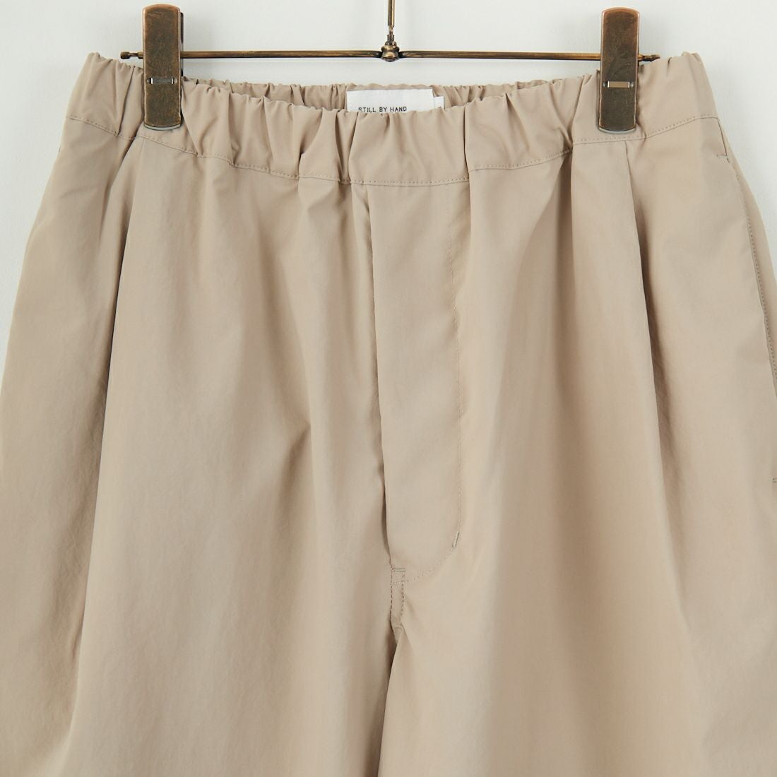 STILL BY HAND [スティルバイハンド] 別注 ドローコード付きワンタックパンツ [2501JF-EX03-JF] BEIGE