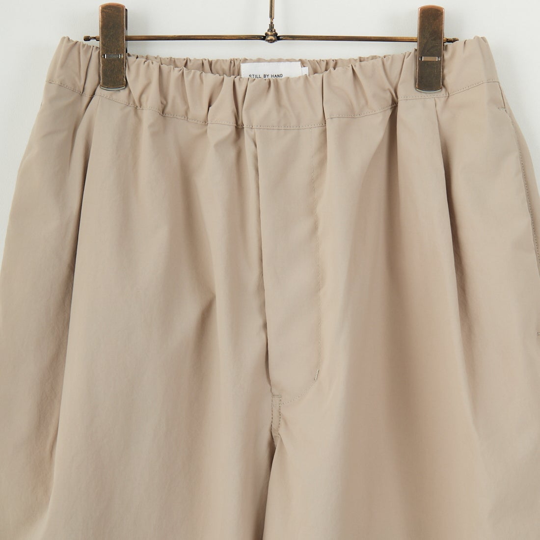STILL BY HAND [スティルバイハンド] 別注 ドローコード付きワンタックパンツ [2501JF-EX03-JF] BEIGE