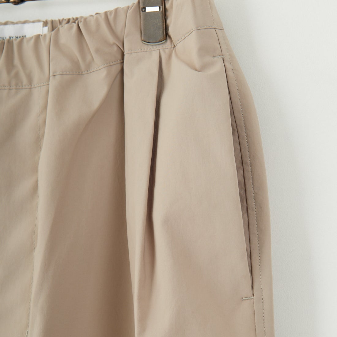 STILL BY HAND [スティルバイハンド] 別注 ドローコード付きワンタックパンツ [2501JF-EX03-JF] BEIGE
