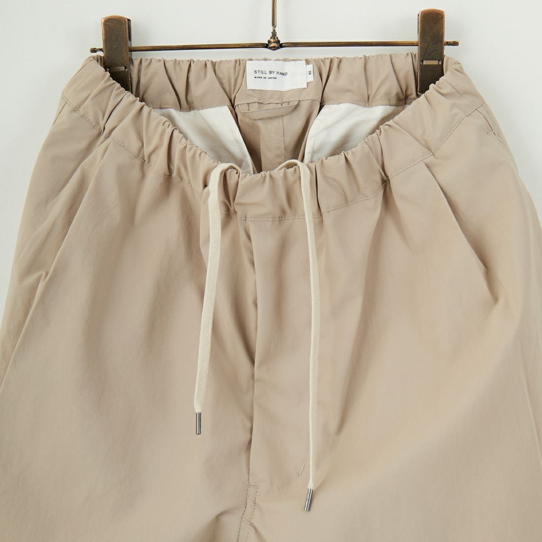 STILL BY HAND [スティルバイハンド] 別注 ドローコード付きワンタックパンツ [2501JF-EX03-JF] BEIGE