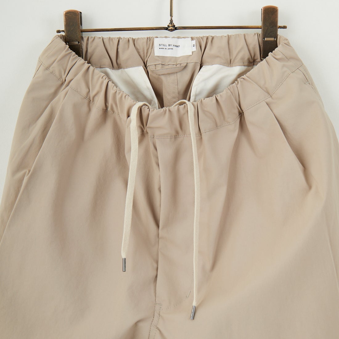 STILL BY HAND [スティルバイハンド] 別注 ドローコード付きワンタックパンツ [2501JF-EX03-JF] BEIGE